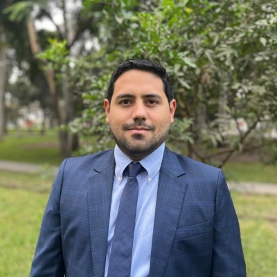 Carlos Kajatt, abogado especializado en derecho laboral y migratorio